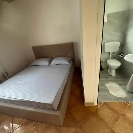 Rent-home Eni Apartamento Himare